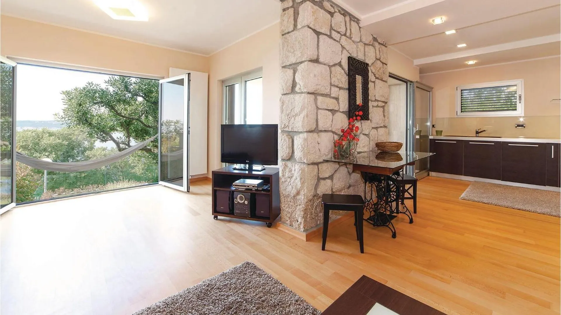 2 Bedroom Nice Apartment In Crikvenica